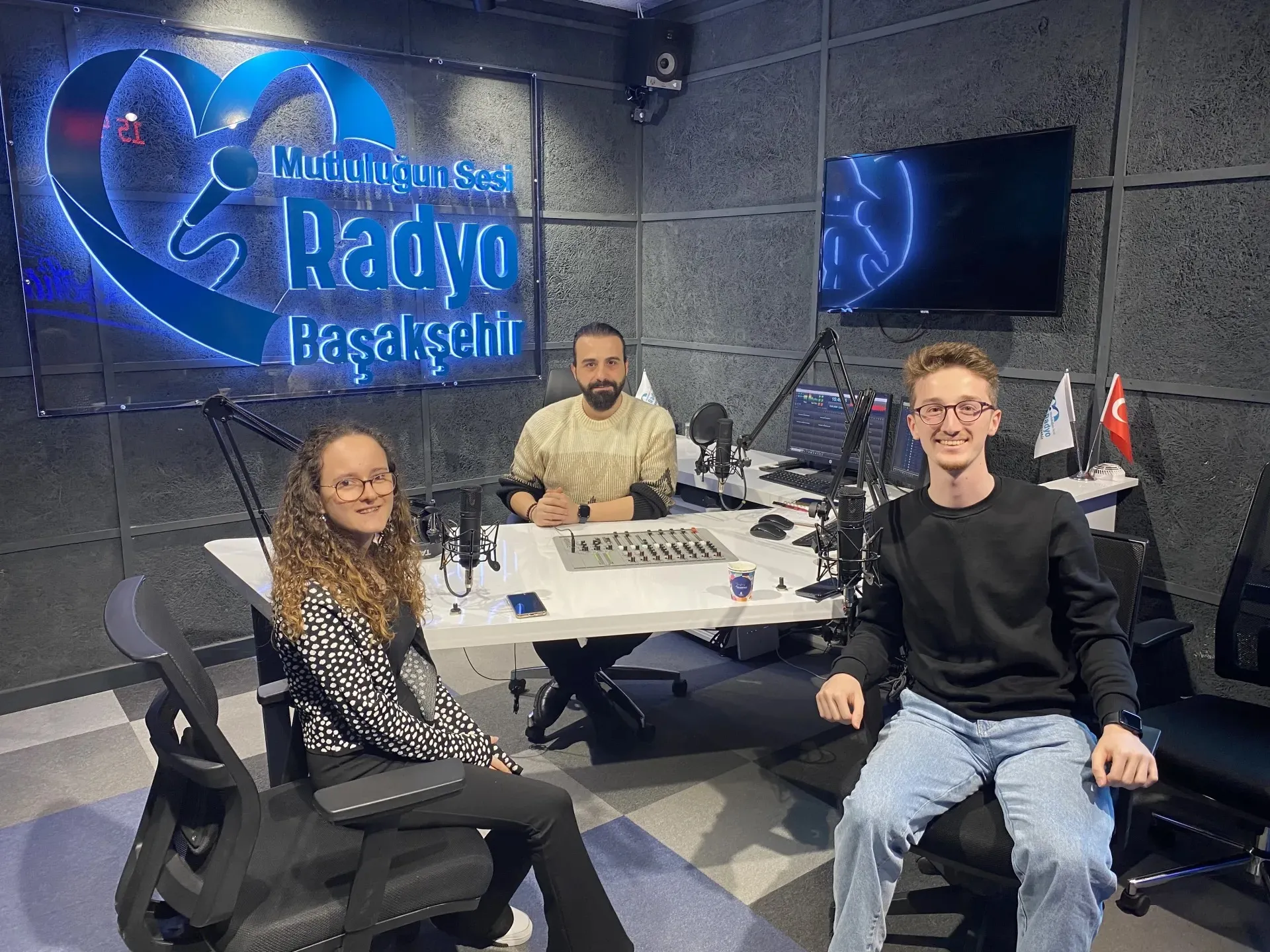 SUNS Technology ekibi radyo programında